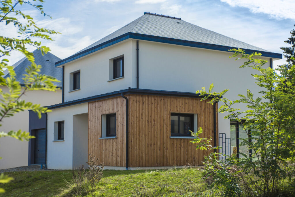 Construction d’une maison écologique en Ille-et-Vilaine, à Bain-de-Bretagne : reportage photo - façade et jardin