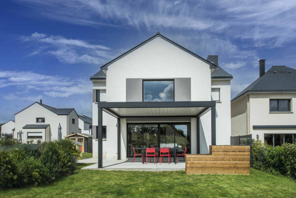 Construction d’une maison connectée en Ille-et-Vilaine, à Châteaugiron : reportage photo - facade arrière - jardin