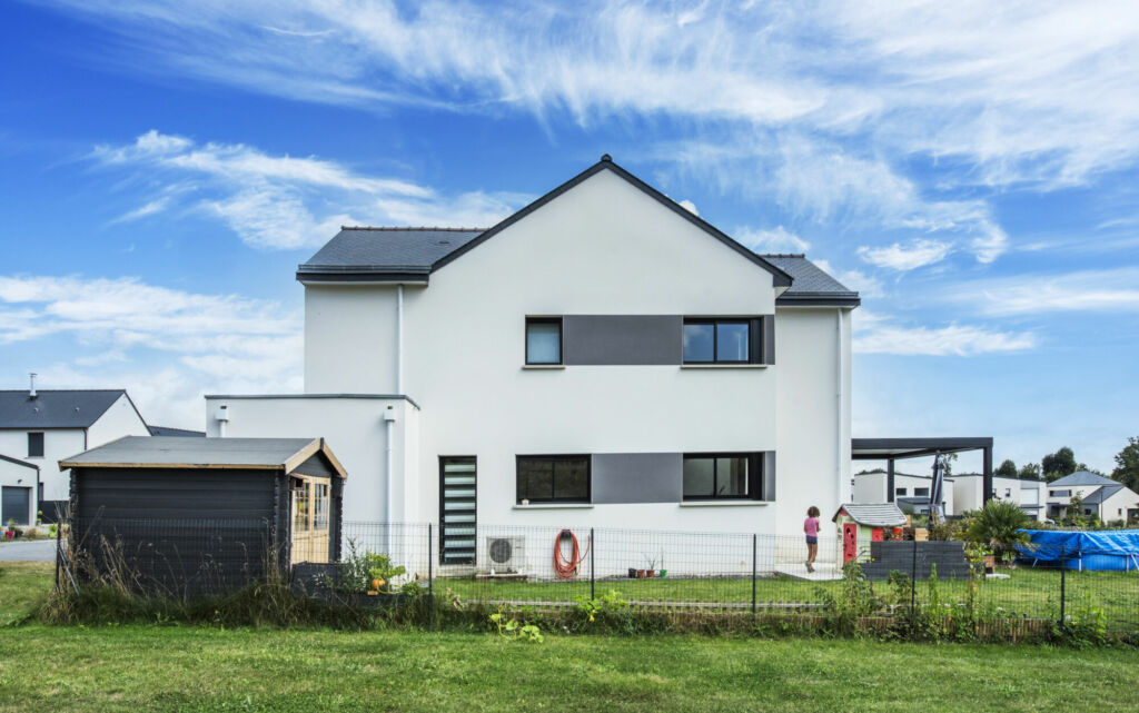 Construction d’une maison connectée en Ille-et-Vilaine, à Châteaugiron : reportage photo - façade côté maison