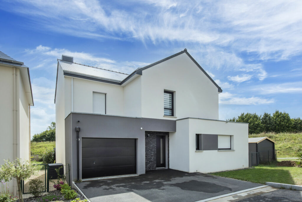 Construction d’une maison connectée en Ille-et-Vilaine, à Châteaugiron : reportage photo - facade entrée