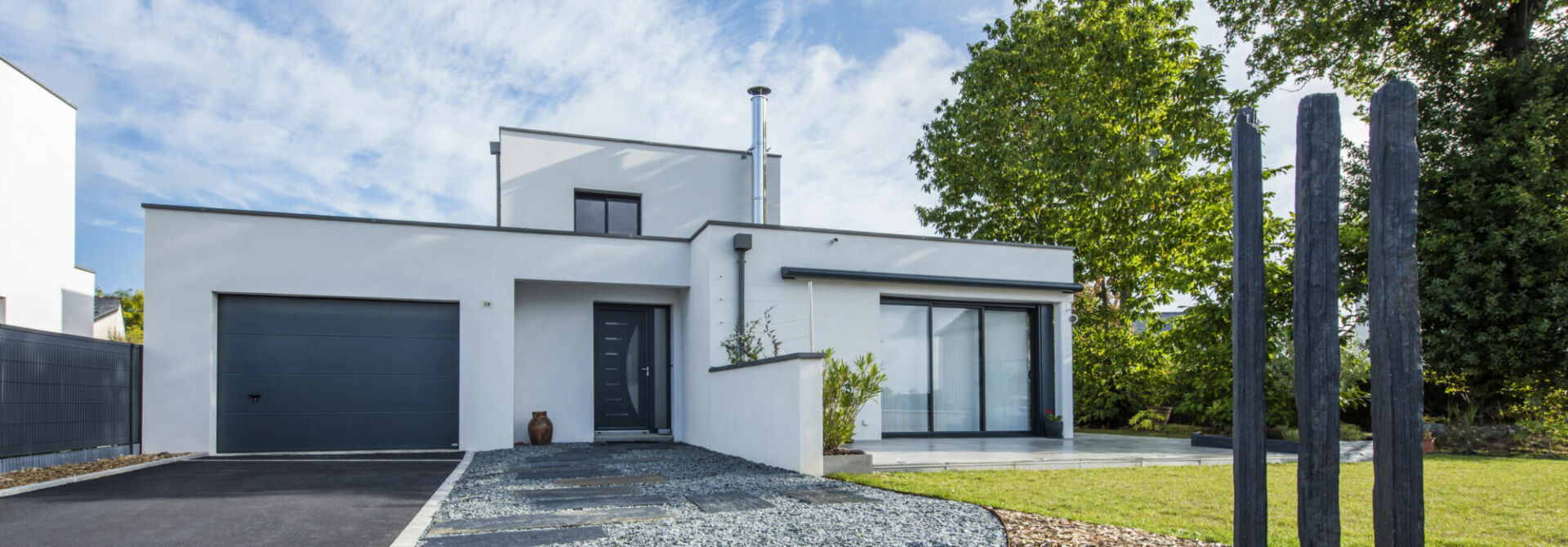 Construction d’une à toit plat aux portes de Rennes, à Saint-Grégoire : reportage photo - zoom sur la facade principale