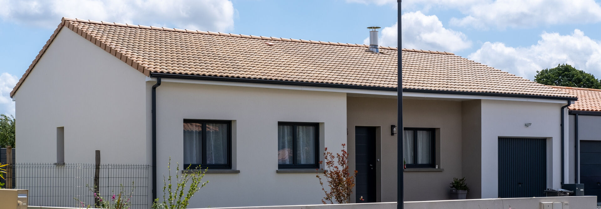 Construction d’une maison traditionnelle en Loire-Atlantique, à Le Loroux-Bottereau : reportage photo - facade principale