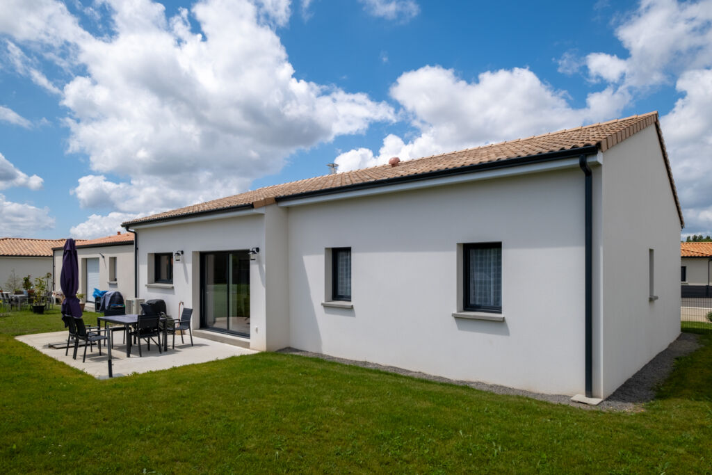 Construction d’une maison traditionnelle en Loire-Atlantique, à Le Loroux-Bottereau : reportage photo - espace jardin