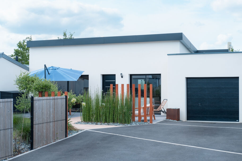 Construction d’une maison connectée en Bretagne, à Domloup : reportage photo - façade principal