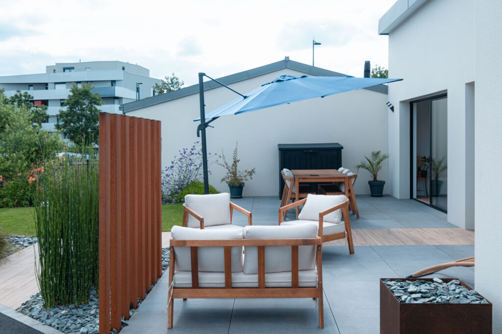 Construction d’une maison connectée en Bretagne, à Domloup : reportage photo - terrasse extérieur