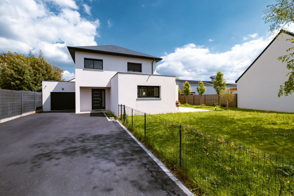 Construction d’une maison contemporaine en Bretagne, à Bruz : reportage photo - allée extérieure - Lamotte Maisons Individuelles