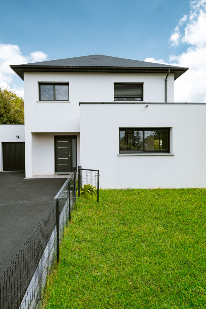 Construction d’une maison contemporaine en Bretagne, à Bruz : reportage photo - façade principale - Lamotte Maisons Individuelles