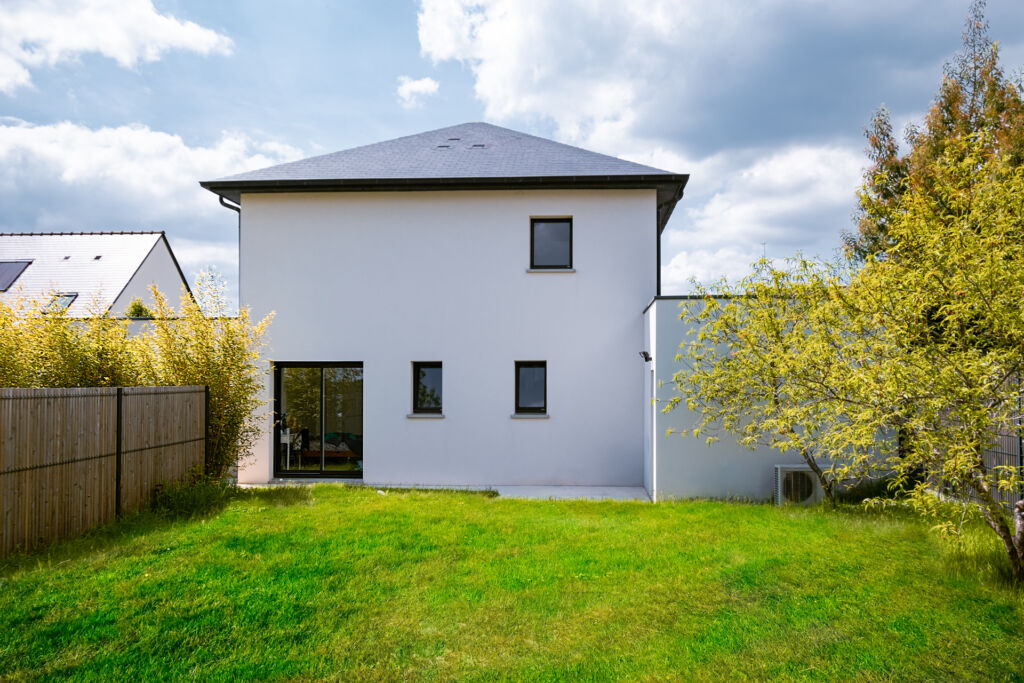 Construction d’une maison contemporaine en Bretagne, à Bruz : reportage photo - façade jardin - Lamotte Maisons Individuelles