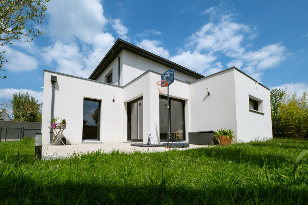 Construction d’une maison contemporaine en Bretagne, à Bruz : reportage photo - jardin - Lamotte Maisons Individuelles