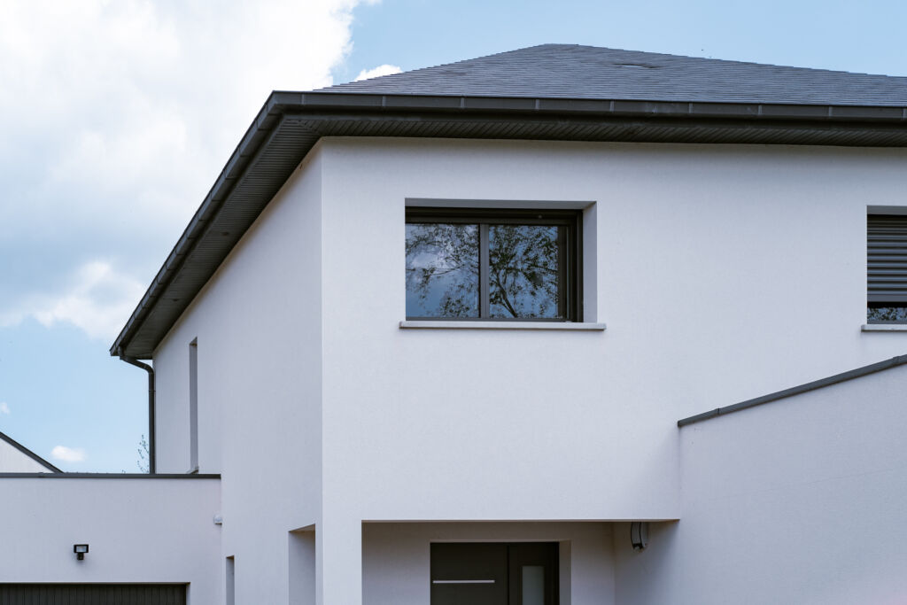 Construction d’une maison contemporaine en Bretagne, à Bruz : reportage photo - détail toit diamant - Lamotte Maisons Individuelles