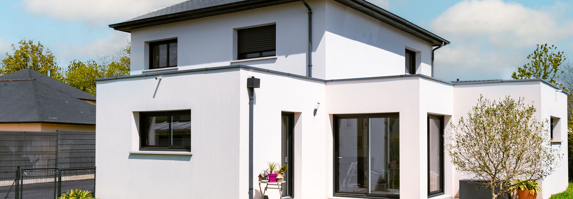 Construction d’une maison contemporaine en Bretagne, à Bruz : reportage photo - espace extérieur