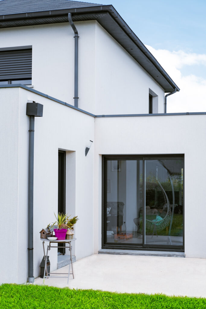 Construction d’une maison contemporaine en Bretagne, à Bruz : reportage photo - terrasse ouest - Lamotte Maisons Individuelles